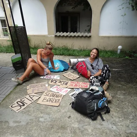 Hostel 123 *